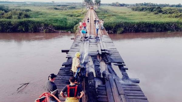Puente se incendia en Yguazú