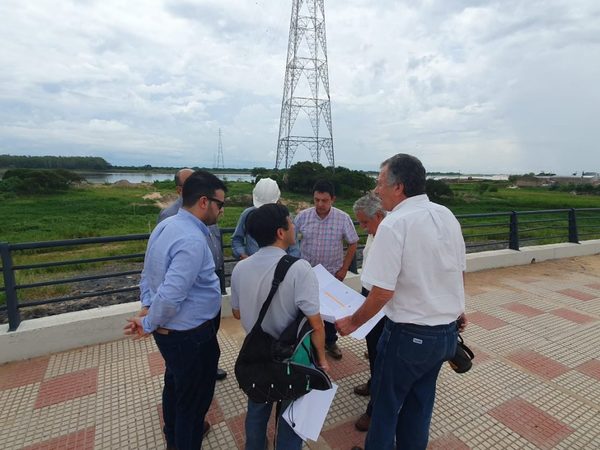 Técnicos fiscalizan zona de obras para el puente