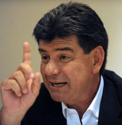 Efraín Alegre presiona porque fugitivo exintendente acusado por presunto abuso sexual vuelva al cargo, afirman - ADN Paraguayo
