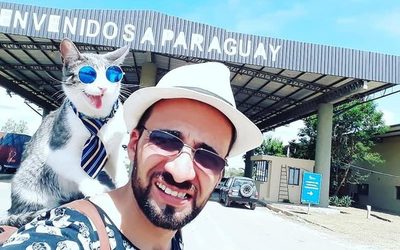 Después de toda una odisea, el gato mochilero llegó a Asunción