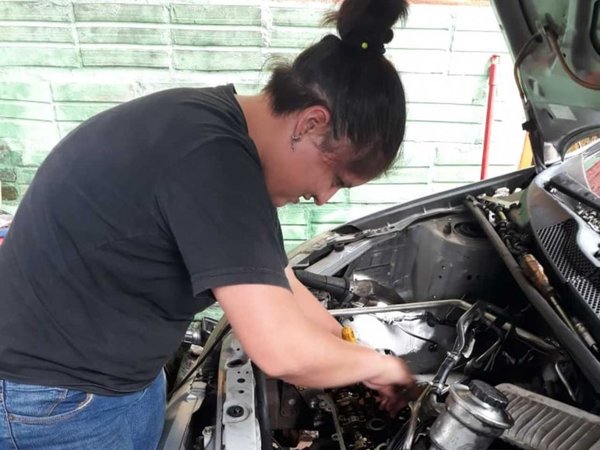 Jovencita valé de 17 años trabaja arreglando autos