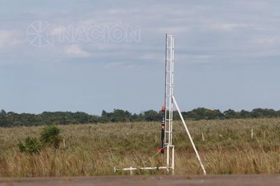 Cohete a escala marca ruta para la aeronáutica paraguaya