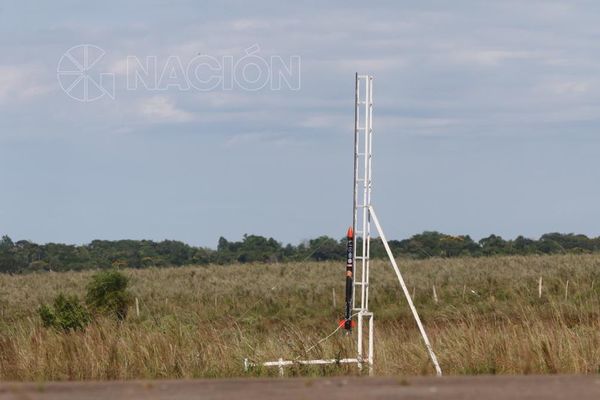 Cohete a escala marca ruta para la aeronáutica paraguaya