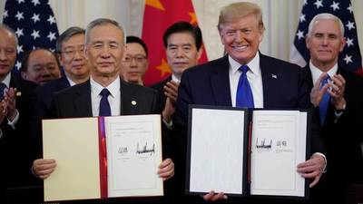 EEUU y China firman acuerdo tras casi dos años de guerra comercial