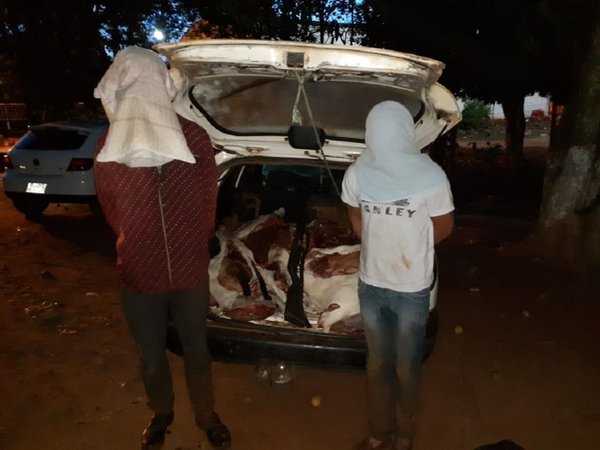 Llevaban 300 kilos de carne en un auto y los aprehendieron