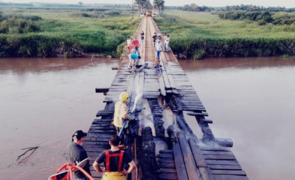 Llamativo incendio de un puente en Yguazú