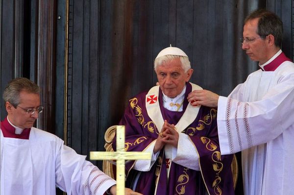 El papel incómodo del papa emérito Benedicto XVI en el Vaticano - Mundo - ABC Color
