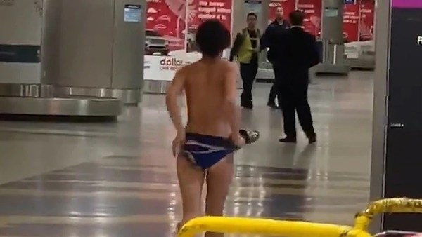 |VIDEO| Mujer se desnuda en pleno aeropuerto de Miami