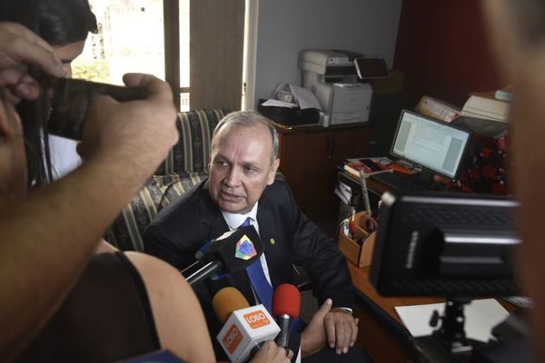 Fiscala definirá “en la brevedad posible” si imputa a Ferreiro - Nacionales - ABC Color