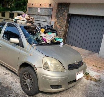 Harto de que estacionen frente a su garage, lanzó su basura contra auto | Noticias Paraguay