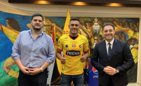 HOY / Estampa la firma y se pone su nuevo uniforme