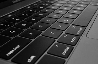 Compró un notebook por Internet y le llegó un ladrillo de madera - SNT