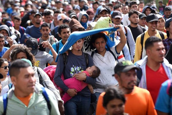 Migrantes hondureños rompen cerco policial en frontera de Guatemala