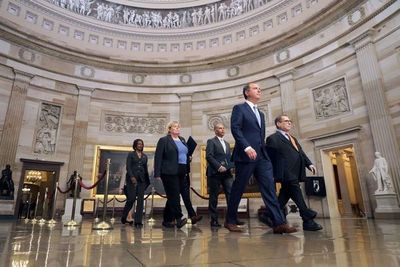 “Fiscales” del juicio político a Trump leen los cargos ante el Senado - Mundo - ABC Color
