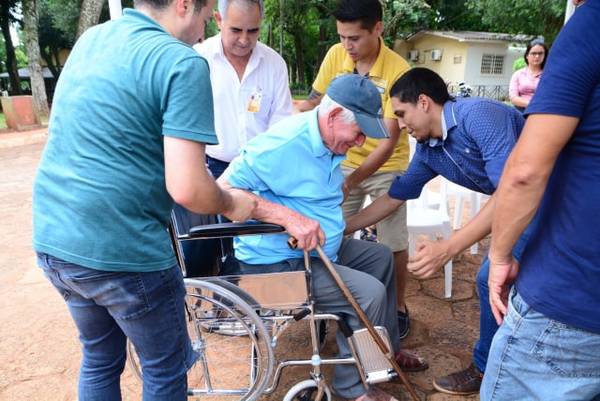 Entregan sillas de ruedas a personas con discapacidad