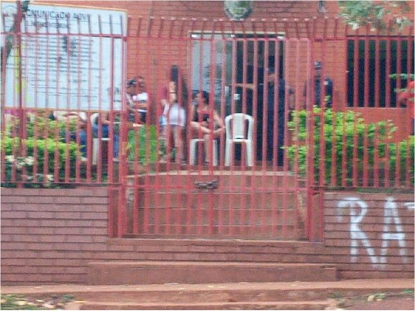 Piden auxilio estudiantes atrincherados en Municipalidad de Mayor Otaño