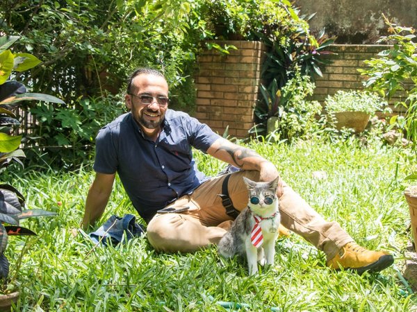 Bella, el gato mochilero que se aproblemó en Paraguay