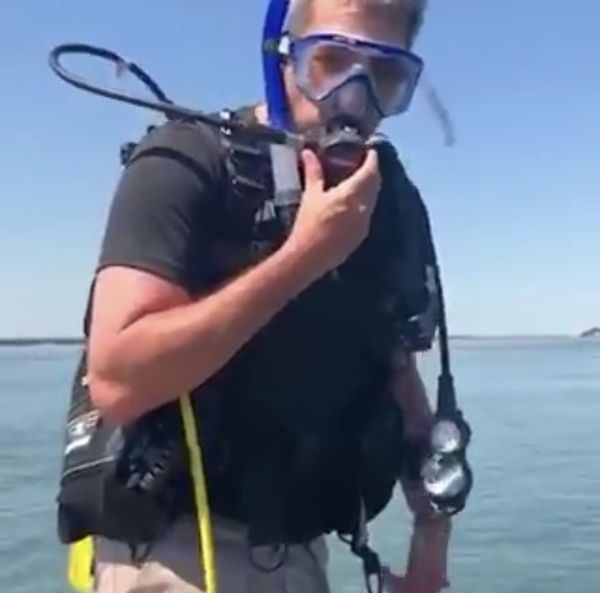 Marito graba tutorial de buceo en aguas del Río Paraná