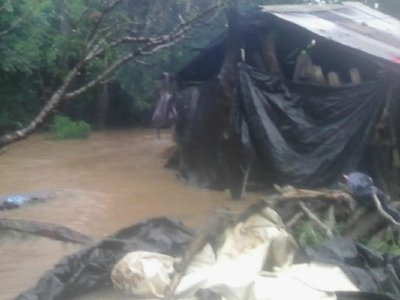 Obra inconclusa deja a pobladores de Arazapé bajo agua