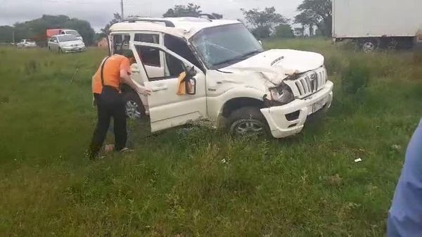 Tres personas resultaron con heridas leves en vuelco de vehículo en Carapeguá - Nacionales - ABC Color