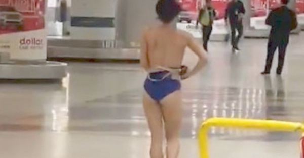 Se desnudó en el aeropuerto