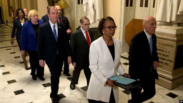 Senadores de EEUU juran para enjuiciar a Trump