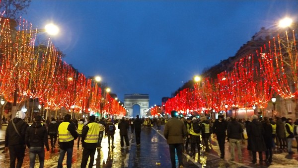 Un grupo de manifestantes impide la apertura del Museo del Louvre en París » Ñanduti