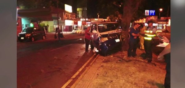 Trasladaba un féretro y terminó contra un árbol | Noticias Paraguay