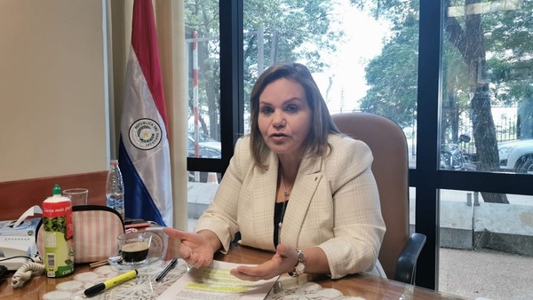 Lilian Samaniego anuncia estudio de modificación de Ley consular tras receso legislativo y ratifica denuncia