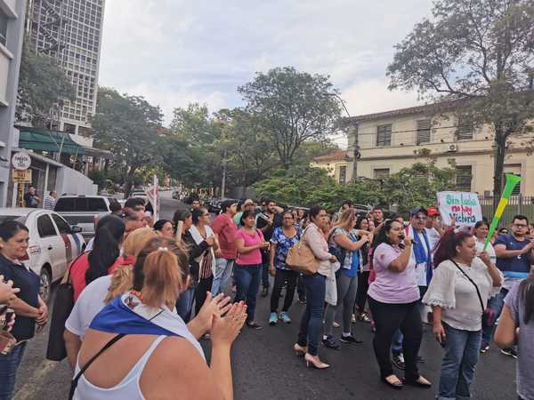 Funcionarios de Salud reclaman pago e instan a Mazzoleni que luche por ellos » Ñanduti