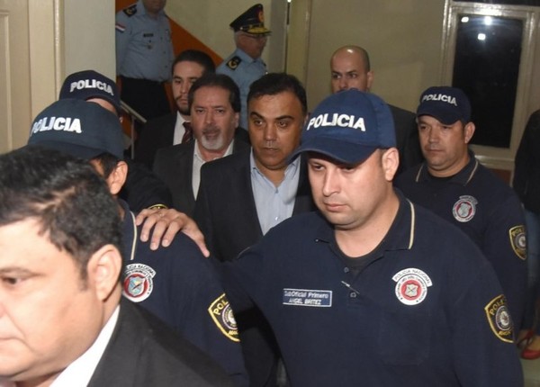 Abogado de exfiscal general arremete contra 'publicación irresponsable'