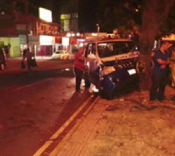 Ambulancia que trasladaba un féretro chocó contra un árbol - Paraguay.com