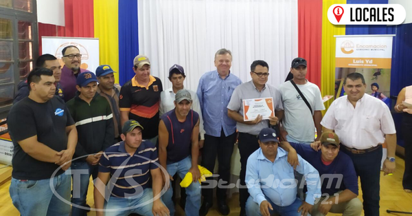 Participantes de la obra teatral “Fuego sobre el agua” recibieron certificados