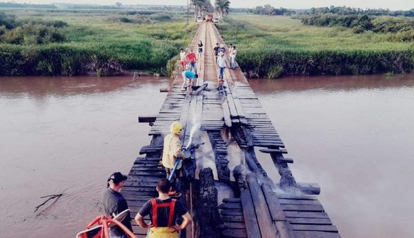 Desconocidos prenden fuego a un puente en Yguazú
