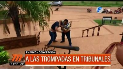 Periodista y abogado se toman a golpes frente a Tribunales