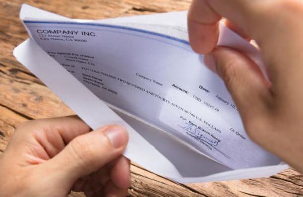 La curiosa recompensa que recibió un hombre que encontró cheques por más de 30.000 dólares - SNT