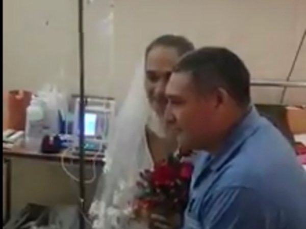 Doctores y enfermeras fueron testigos de una boda en el Hospital de Itauguá