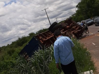 Camión de la Policía Nacional involucrado en un accidente