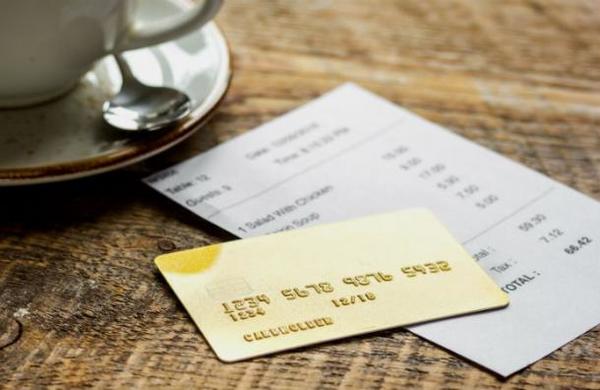 A clienta de una cafetería le ofrecen una manta para el frío y después se la cobran por usarla - SNT