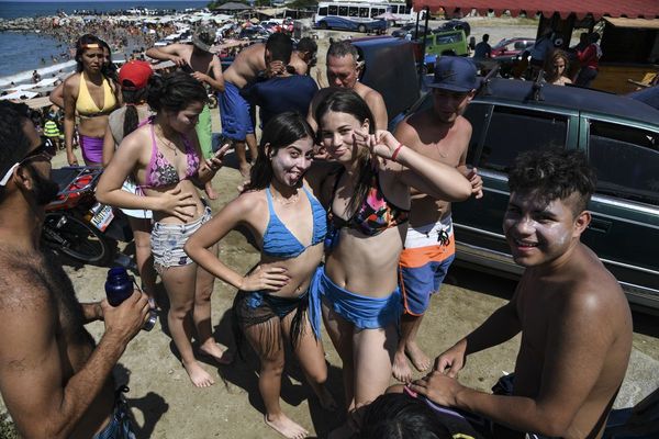 En la playa en Venezuela: alcohol, reguetón y “ningún cambio” en el horizonte