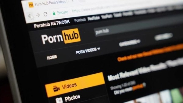 Insólito: Hombre sordo demandó a una página porno por no tener videos con subtítulos