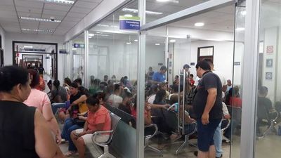 Argumentan falta de personal en Clínica Ingavi de IPS ante servicio colapsado - Nacionales - ABC Color