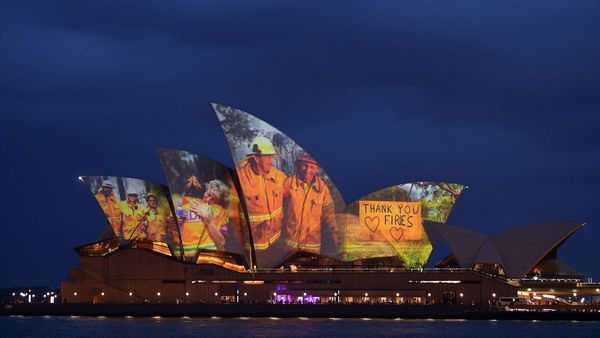 Ópera de Sydney se iluminó con fotos de personas que lucharon contra el incendio en Australia