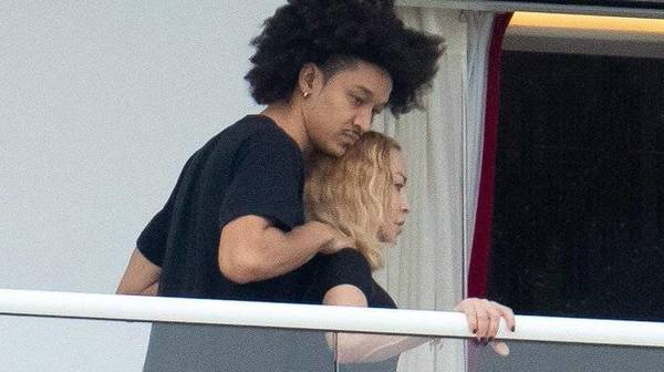 Madonna desata polémica tras ser vista con un joven 36 años menor que ella