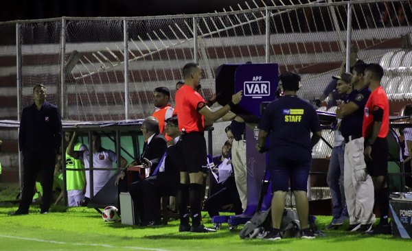 La primera histórica intervención del VAR en la liga paraguaya