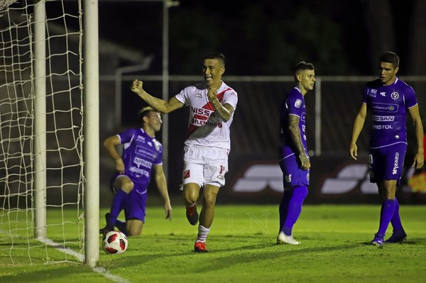 River Plate goleó a Sol de América y arrancó con el pie derecho