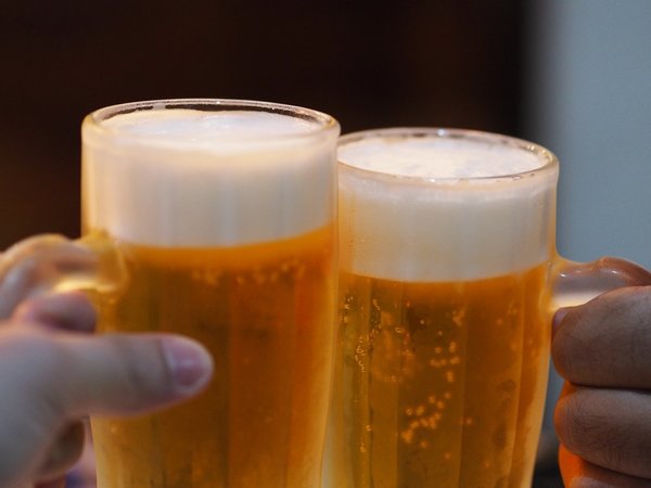 Prohíben venta en todo Brasil de cervezas a las que se atribuyen 4 muertes