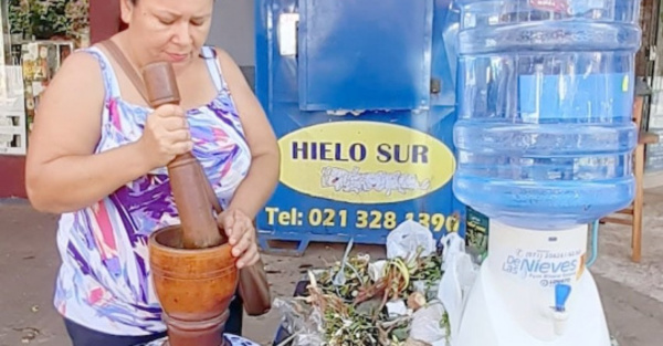 Enfermera vende tereré y espera una oportunidad