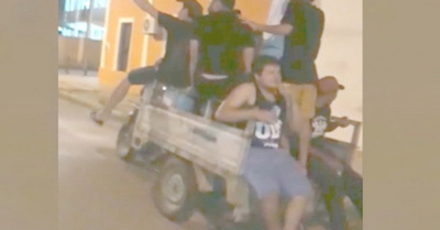 Llevaban al novio en motocarro y se reventaron