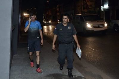 Militar detenido tras presuntamente disparar porque vecino apagó la luz de la plaza - Nacionales - ABC Color